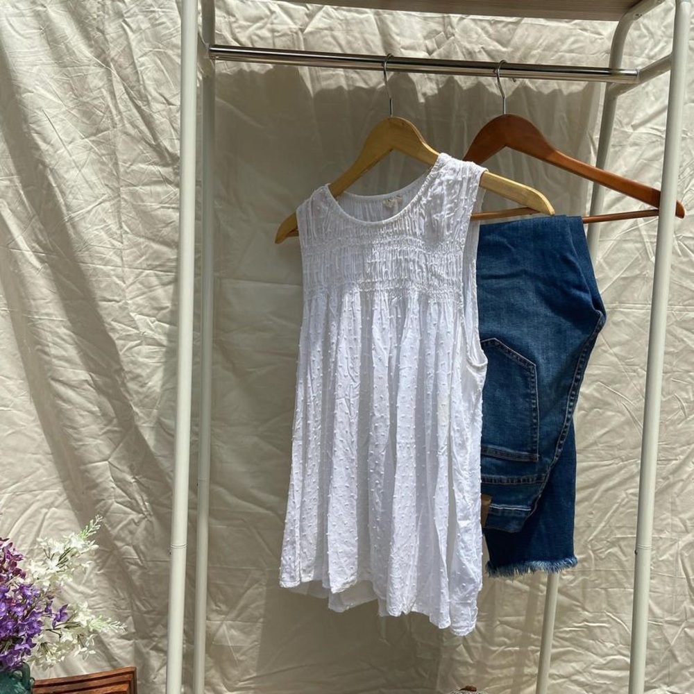 GAP white textured tank top blouse